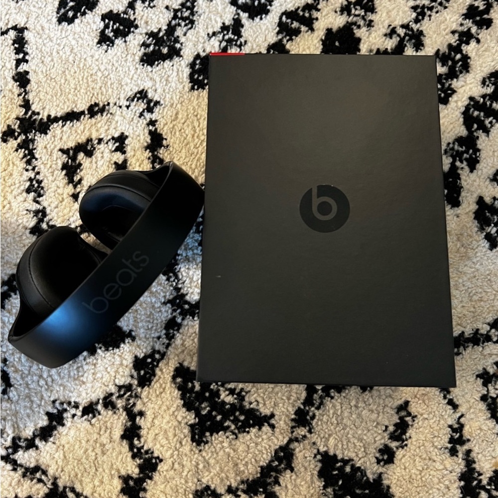 Beats by Dre. Only used twice. In original packaging.